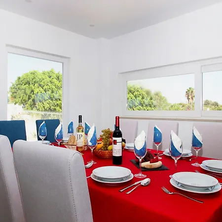 Villa In Armacao De Pera With Garden וילה *