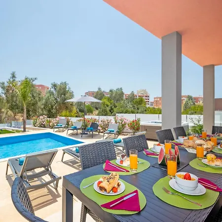 Villa In Armacao De Pera With Garden * Armação de Pêra