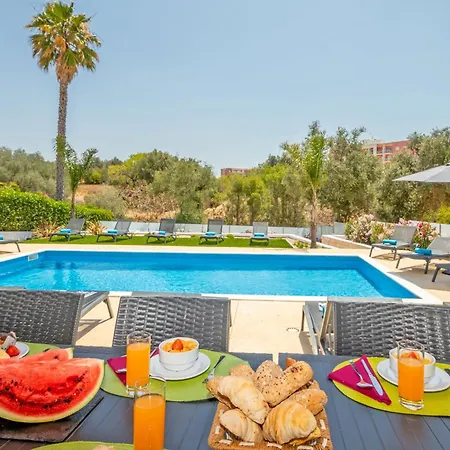 Villa In Armacao De Pera With Garden