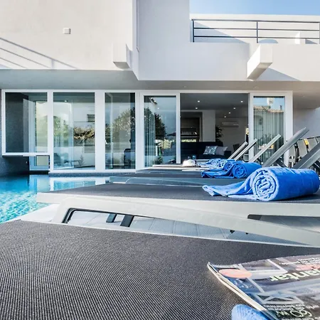 Villa In Armacao De Pera With Garden וילה *