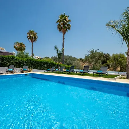 Villa In Armacao De Pera With Garden Armação de Pêra