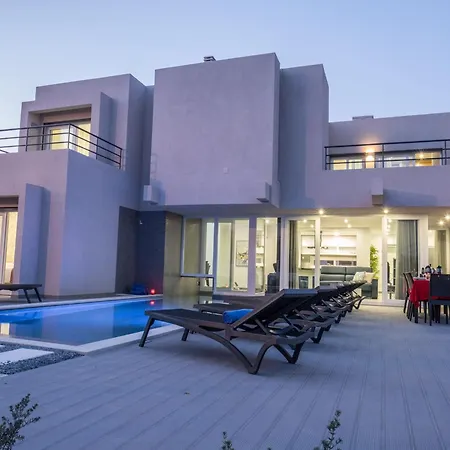 Villa In Armacao De Pera With Garden וילה
