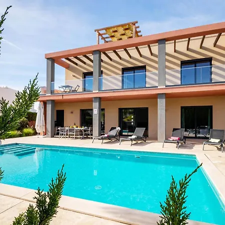 Villa In Armacao De Pera With Garden Armação de Pêra