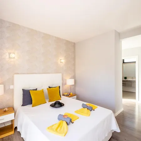 Villa In Armacao De Pera With Garden וילה *