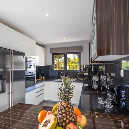 Villa In Armacao De Pera With Garden וילה *